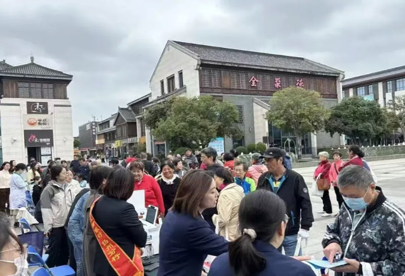 “優(yōu)惠暢享金秋季，民生服務(wù)一卡通”社?？ㄐ麄骰顒釉诤鐦蚍慌e辦